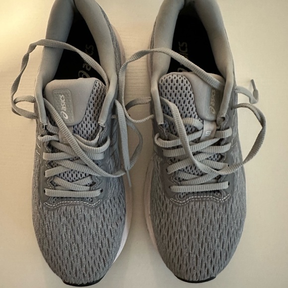 ASICS running shoe - Picture 2 of 3